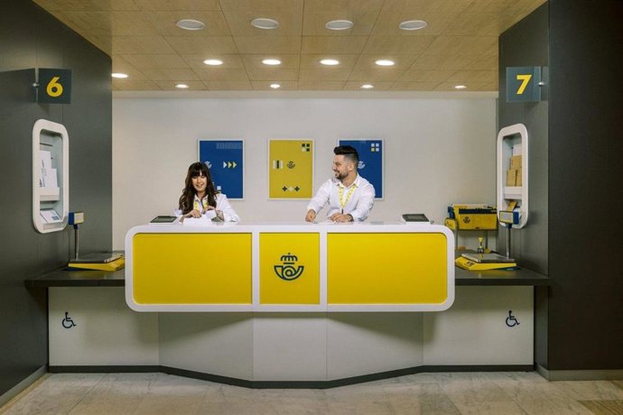Correos ofrece sus servicios de verano en 414 oficinas de Andalucía.
