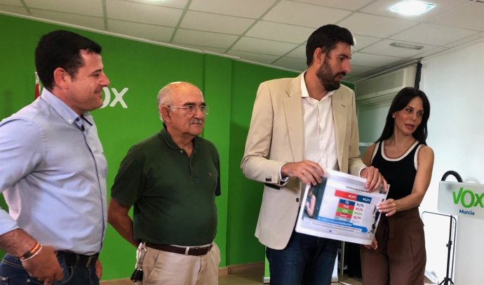 Archivo - El presidente provincial de Vox, José Ángel Antelo, muestra los resultados de una encuesta sobre la inmigración ilegal en relación a los altercados ocurridos en Torre Pacheco estos últimos días