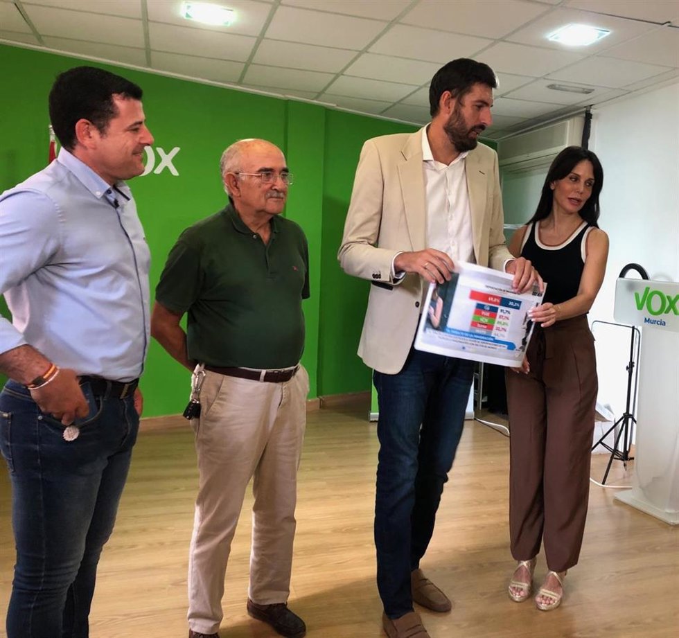 Archivo - El presidente provincial de Vox, José Ángel Antelo, muestra los resultados de una encuesta sobre la inmigración ilegal en relación a los altercados ocurridos en Torre Pacheco estos últimos días