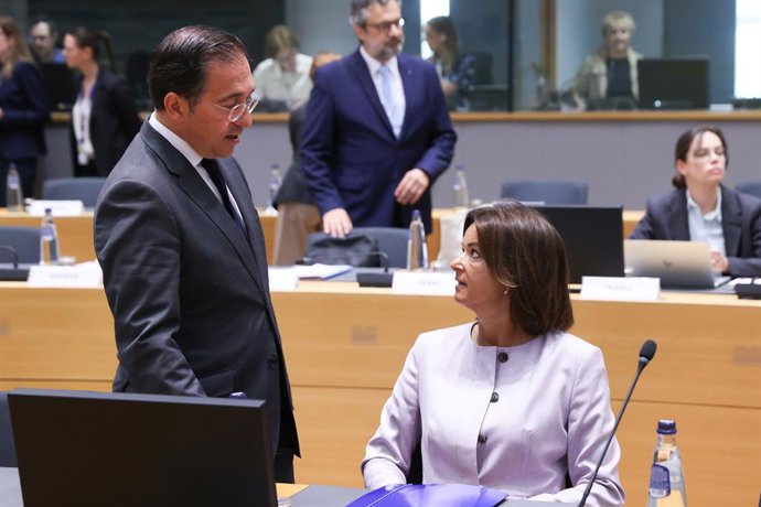 O Ministro das Relações Exteriores, José Manuel Albares, com sua colega eslovena, Tanja Fajon.