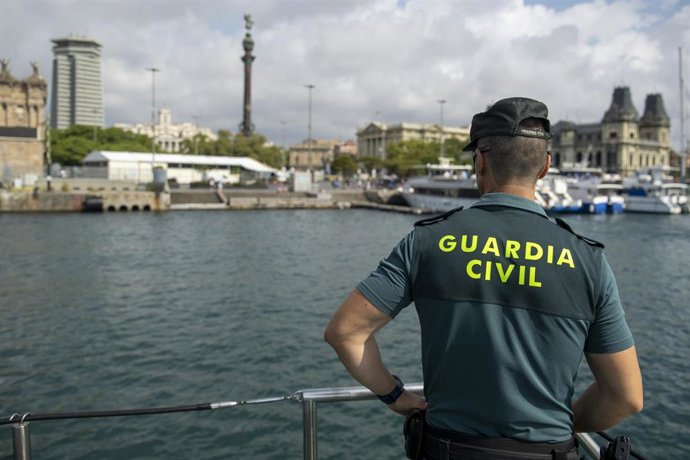 Archivo - Un agente de la Guardia Civil durante una patrulla marítima en el Puerto de Barcelona.