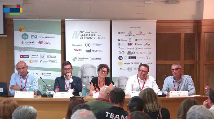 De izq. A dcha.: Tomás Castillo (AMICA), Pablo Fernández López (Xunta de Galicia), Anna Pallí (Generalitat de Catalunya), Raúl Sánchez (Cofides) y Rafael Cobo (Impact Hub)