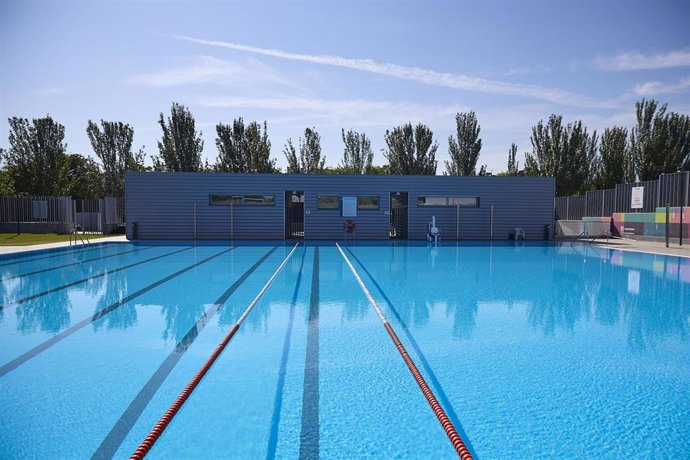 Archivo - Piscina del Centro Deportivo Municipal Mistral, a 28 de mayo de 2025, en Madrid (España). La temporada de piscinas municipales se inauguró el pasado 15 de mayo hasta el 7 de septiembre.