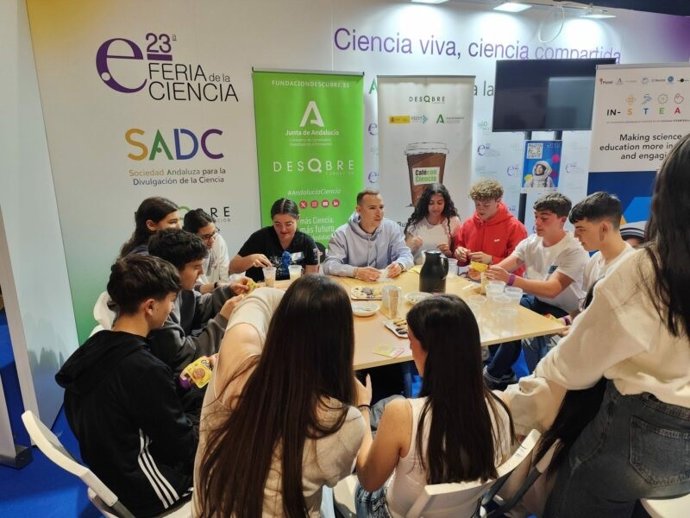 Café con Ciencia con estudiantes de varios centros educativos de la provincia de Sevilla durante la Feria de la Ciencia de Sevilla celebrada a finales de abril de 2025.