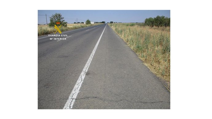 La Guardia Civil investiga al conductor de un vehículo por un delito de lesiones imprudentes y otro de abandono del lugar del accidente.