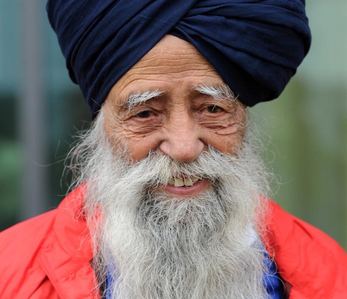El maratoniano británico Fauja Singh muere en accidente de tráfico a los 114 años.