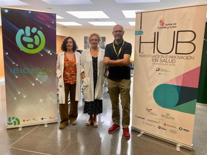 El doctor Fernando Escalante (centro), director de la Unidad de i+i del Caule, con personal de dicha Unidad.