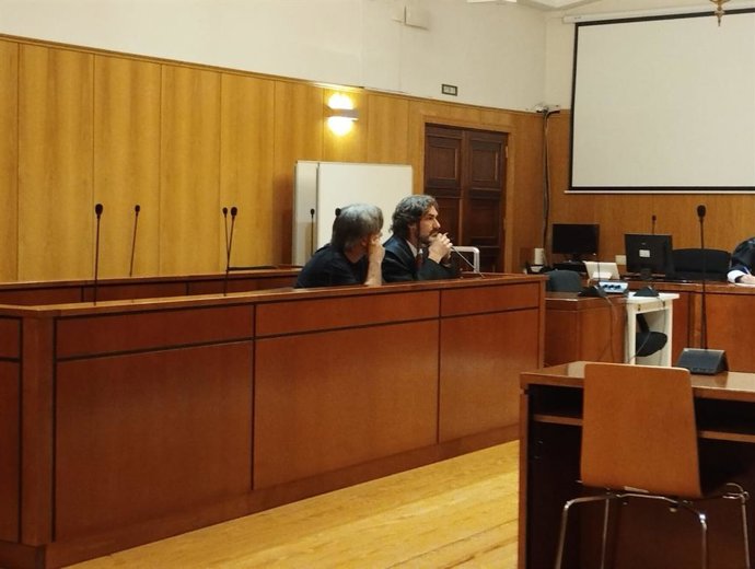 El acusado, primero por la izquierca, junto a su letrado defensor durante la vista de conformidad celebrada esta mañana en la Audiencia de Valladolid