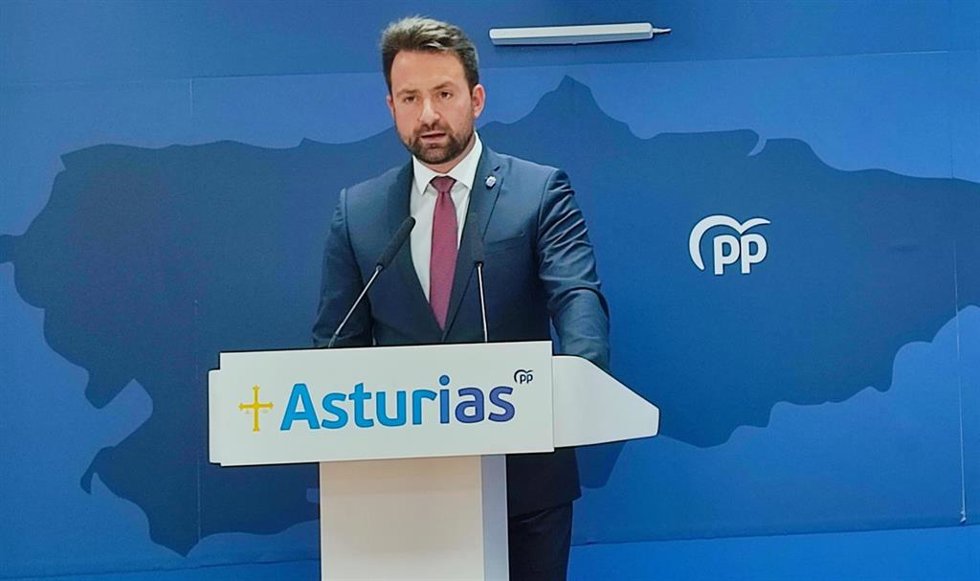El presidente del PP de Asturias, Álvaro Queipo, en rueda de prensa.
