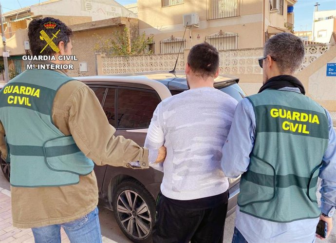 Guardia Civil detiene a cuatro j贸venes por agredir violentamente a otros dos en un bar de Cieza