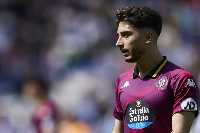 Archivo - Raul Moro, do Real Valladolid CF, observa durante a partida da LaLiga EA Sports entre Real Sociedad e Real Valladolid CF na Reale Arena em 29 de março de 2025, em San Sebastian, Espanha.