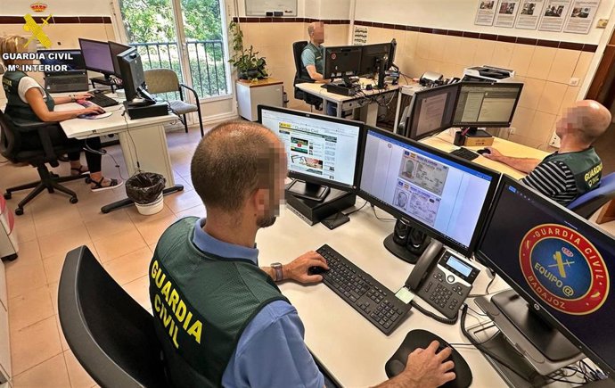 Un guardia civil investiga la estafa