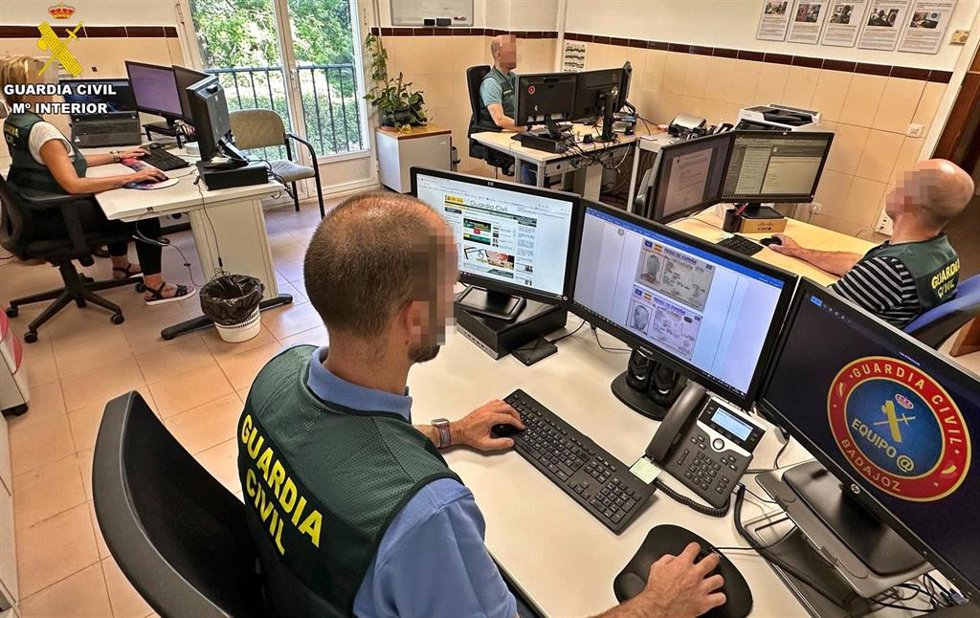 Un guardia civil investiga la estafa