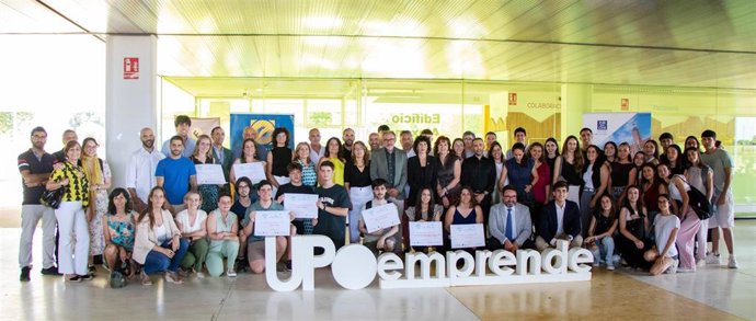 Archivo - Foto de familia con los participantes del concurso 'UPOemprende'.