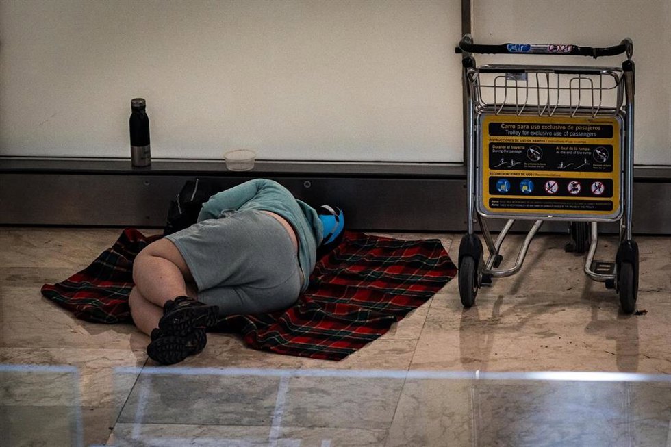 Archivo - Una persona duerme en la T4 del Aeropuerto Adolfo Suárez-Madrid Barajas, a 12 de mayo de 2025, en Madrid (España). Varios centenares de personas sin hogar viven y pernoctan en las instalaciones del Aeropuerto Adolfo Suárez-Madrid Barajas. Las