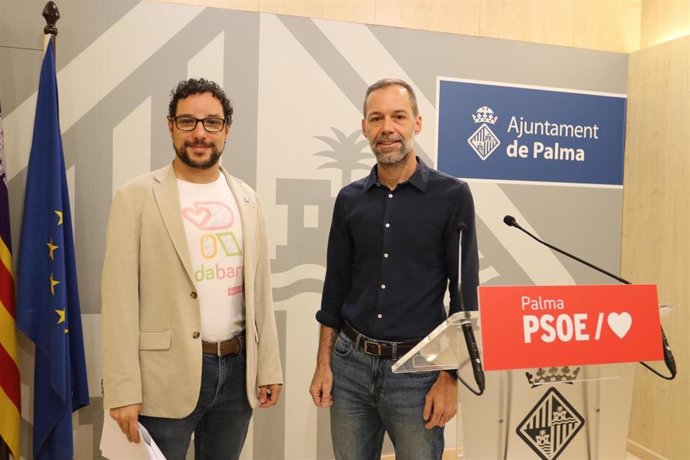 El portavoz socialista en Cort, Xisco Ducrós, y el regidor Pepe Martínez, en rueda de prensa