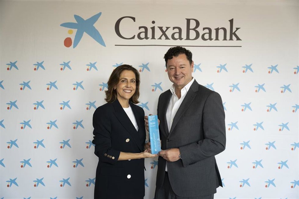 Bibiana Nicolás-Correa junto al director territorial de CaixaBank Castilla y León, Gerardo Cuartero.