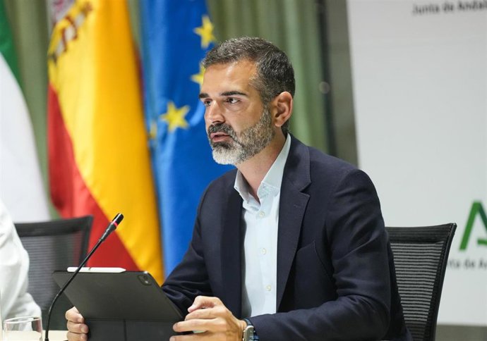 El consejero de Agricultura, Pesca, Agua y Desarrollo Rural, Ramón Fernández Pacheco, presidiendo la primera reunión de la Comisión Interdepartamental de Economía Azul,  en el modelo de gobernanza de la Estrategia Andaluza de de Economía Azul Sostenible.