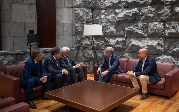 El presidente de la Abogacía, Salvador González, en un encuentro con el presidente canario, Fernando Clavijo