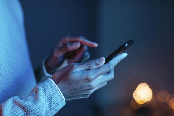 Una persona con un teléfono móvil.