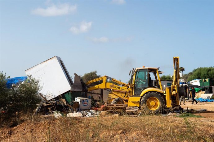 Una máquina excavadora durante el desalojo del asentamiento ilegal Can Rova 2, a 15 de julio 
