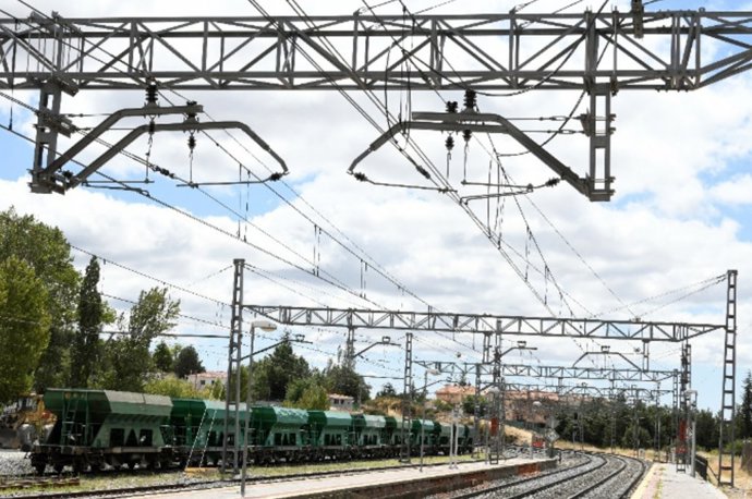 Catenaria en las vías de tren