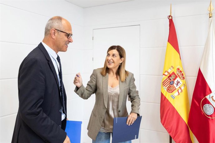 La presidenta de Cantabria, María José Sáenz de Buruaga, y el alcalde de Escalante, Francisco Sarabia