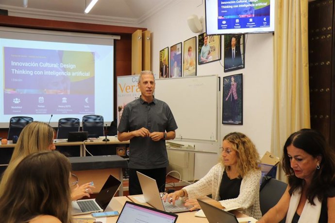 El experto en Gestión de Proyectos Culturales y Transformación Organizacional y técnico del área de Industrias culturales y creativas de la Agencia Andaluza de Instituciones Culturales, Francisco Miguel López durante su curso en la UPO en Carmona