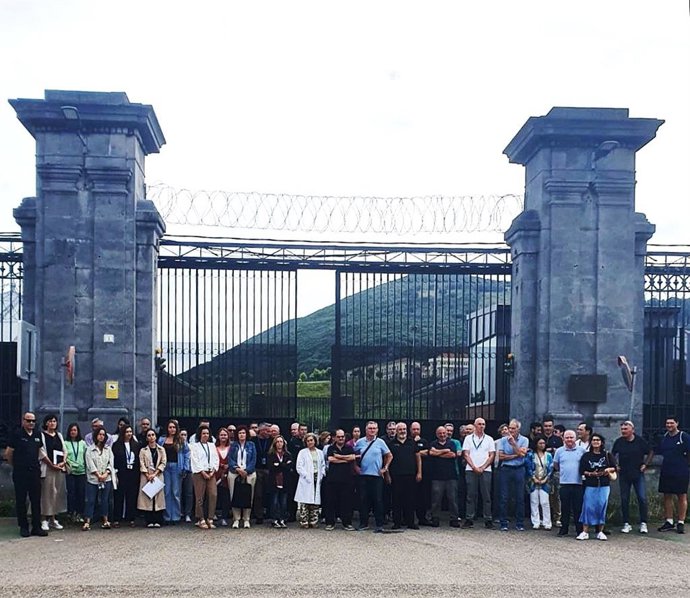Los trabajadores de El Dueso se concentran ante esta cárcel de Santoña tras la agresión a una funcionaria de Sevilla