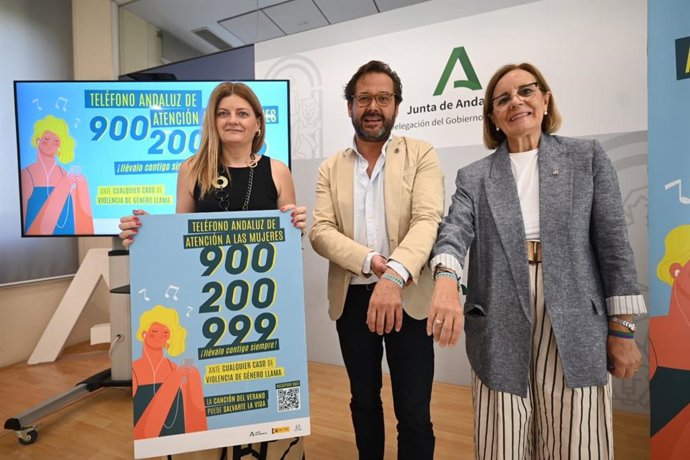 De izquierda a derecha la coordinadora provincial del IAM, Teresa Illescas, y los delegados del Gobierno andaluz y de Inclusión Social de la Junta en Granada, Antonio Granados y Matilde Ortiz