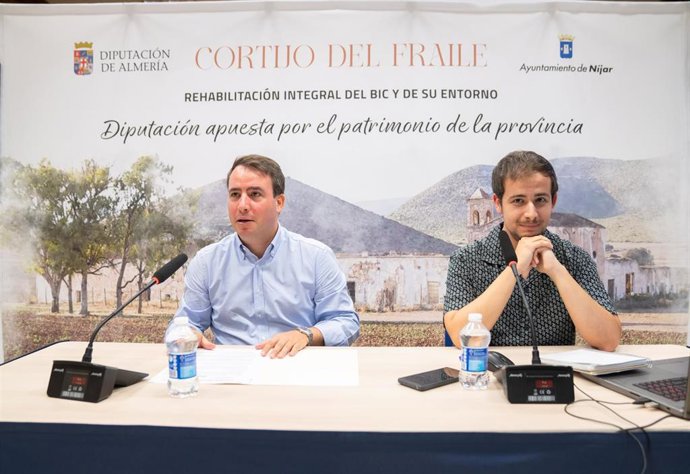El vicepresidente de la Diputación de Almería Fernando Giménez, junto al coordinador del Plan Director del Cortijo del Fraile, Carlos Corredera, durante la presentación de la nueva fase del proyecto.