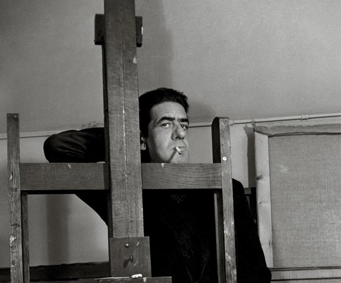 La serie sonora  'Un dragón de Canarias' está compuesta por tres episodios a lo largo de los cuales se traza un retrato íntimo y artístico de Óscar Domínguez, desde su infancia en la isla canaria de Tenerife hasta su consagración en el París surrealista.