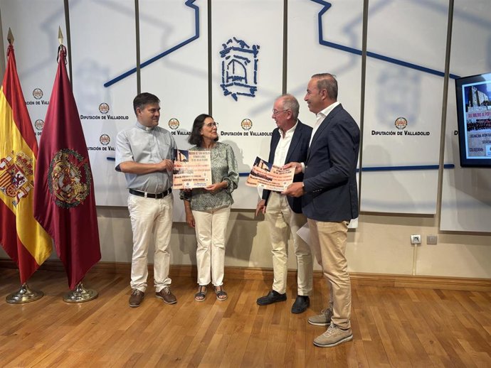 El sacerdote de Fombellida, Adam Sudol (i), junto con Azuzena Escudero, miembro de la Junta Parroquial; Carlos Polanco, Secretario de Cultura del Arzobispado de Valladolid, y Víctor Alonso, alcalde de Fombellida (d)
