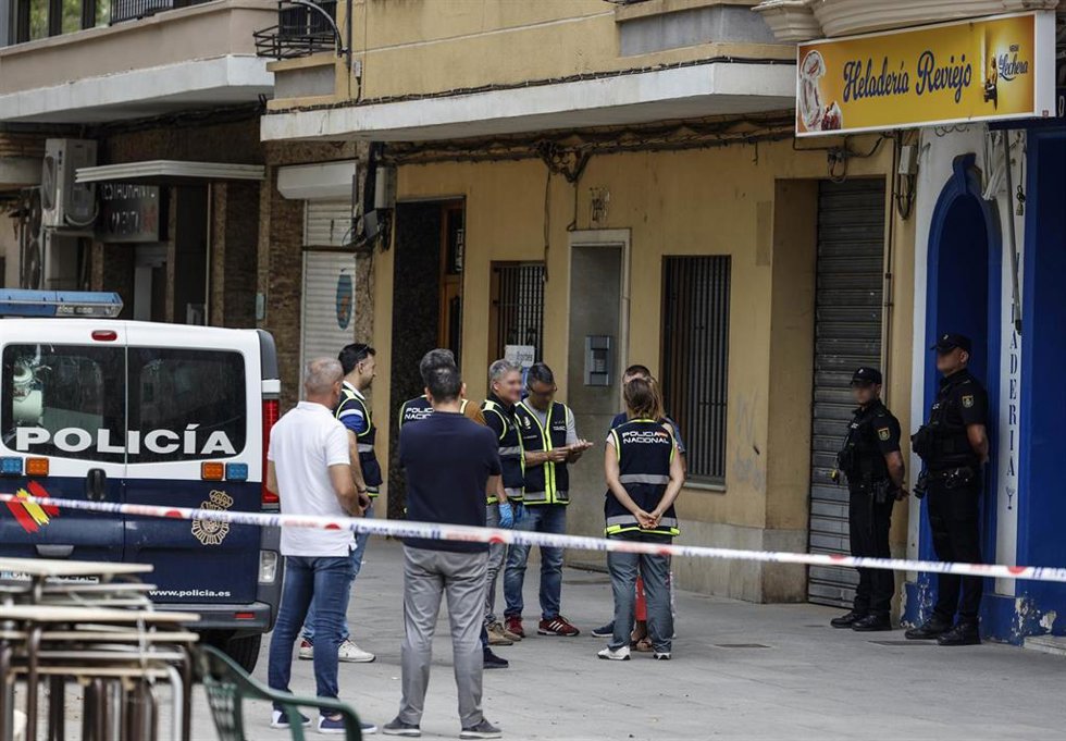 Varios agentes de Policía en el lugar donde han ocurrido el crimen machista en Algemesí 