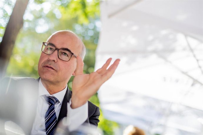 Archivo - FILED - 08 September 2021, Berlin: Achim Wambach, President of the Centre for European Economic Research (ZEW), talks to the Deutsche Presse-Agentur during an interview. The expectations of financial experts for the German economy brightened som