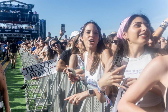 Ambiente durante  la segunda jornada de Mad Cool 2025 en el recinto Iberdrola Music, a 11 de julio de 2025, en Madrid (España).
