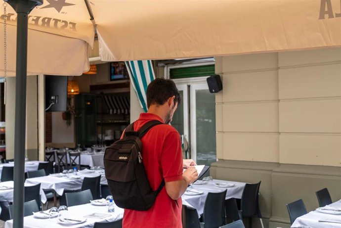 Un inspector del Ayuntamiento de Barcelona en una terraza de Ciutat Vella.