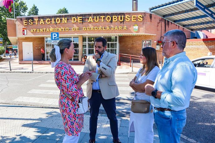 Paco Núñez junto a la alcaldesa de la ciudad, Ana Guarinos, en la Estación de Autobuses.