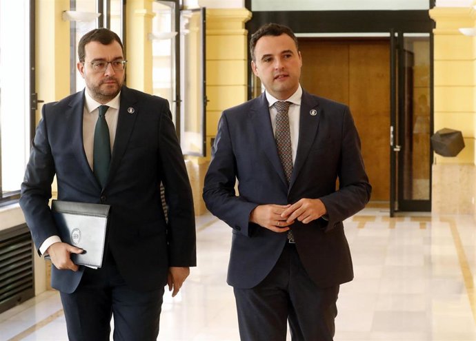 El Consejero de Hacienda del Principado, Guillermo Peláez (dcha), junto al presidente del Principado, Adrián Barbón, en la sede de la presidencia.