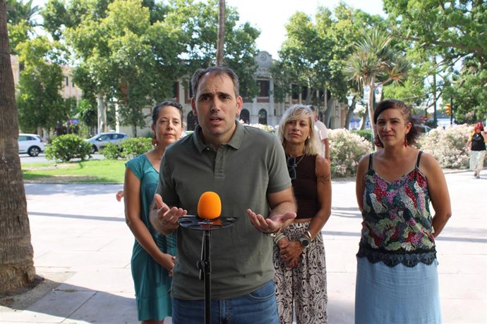 El coordinador de IU Andalucía y diputado del Congreso, Toni Valero, entre otros,
