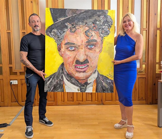 Rubén González entrega el cuadro donado al Ayuntamiento de Jaén a la concejala de Cultura, María Espejo