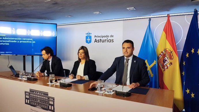 El consejero de Hacienda y portavoz del Principado, Guillermo Peláez, en rueda de prensa junto a la vicepresidenta Gimena Llamedo y el DG de estrategia digital Javier Fernández.