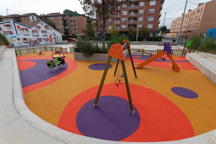 Archivo - Parque infantil en Zaragoza.
