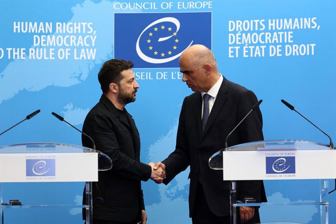 25 de junho de 2025, França, Strassburg: O presidente da Ucrânia, Volodymyr Zelensky (à esq.), cumprimenta o secretário-geral do Conselho Europeu, Alain Berset, após a assinatura de um acordo para estabelecer um tribunal especial para processar altos func
