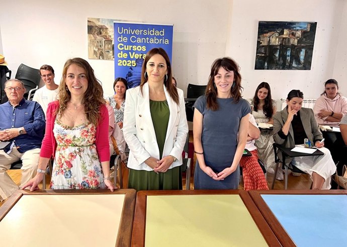 Ana Casado, psicopedagoga y directora de monográfico; Charo Urquiza, alcaldesa de San Vicente de la Barquera; y Ángela Saiz, directora de la sede más occidental de los Cursos de Verano de la UC.