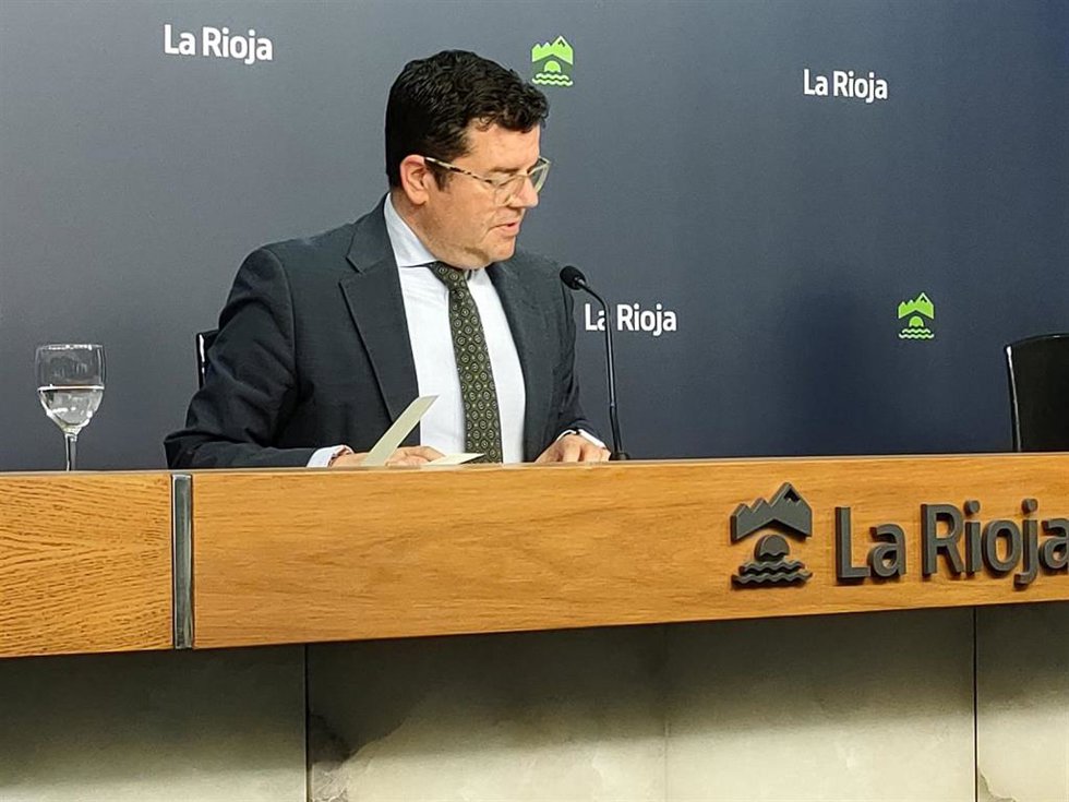 Archivo - El portavoz del Gobierno de La Rioja, Alfonso Domínguez, en comparecencia de prensa