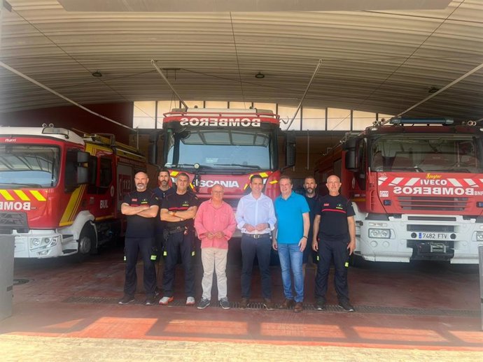 Foto familia de la visita del diputado provincial de Servicios Públicos Supramunicipales, Gonzalo Domínguez, (5i); el alcalde del municipio, Antonio Conde,(6i); y el gerente del Consorcio, Antonio Gutiérrez (4i) a las instalaciones del Parque de Bomberos.