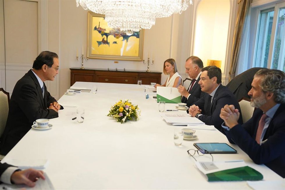 Imagen de este martes del encuentro en Madrid entre el embajador de Japón en España, Takahiro Nakamae, y el presidente de la Junta de Andalucía, Juanma Moreno.