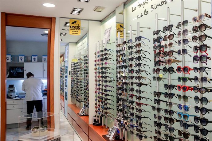 Archivo - Expositores con gafas de sol, en Primera Opticos Fersan, a 30 de mayo de 2024, en Alcalá de Henares, Madrid (España).