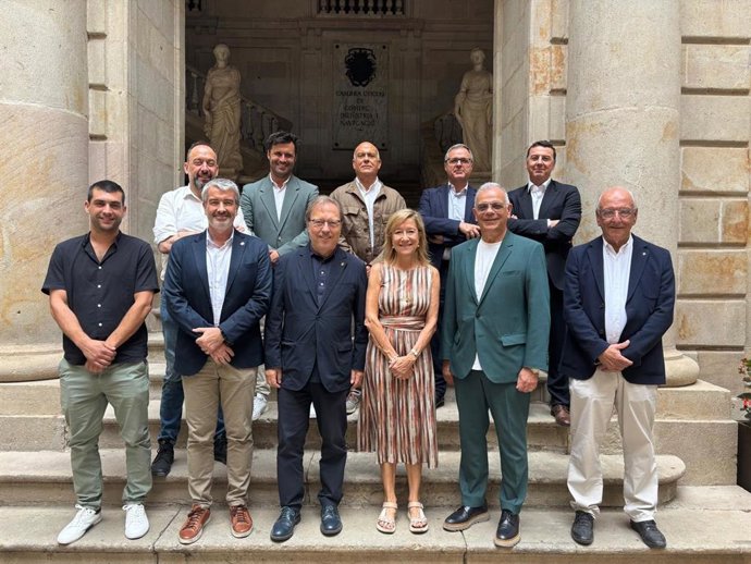 El presidente de la Cámara de Barcelona, Josep Santacreu, con los participantes en el encuentro.